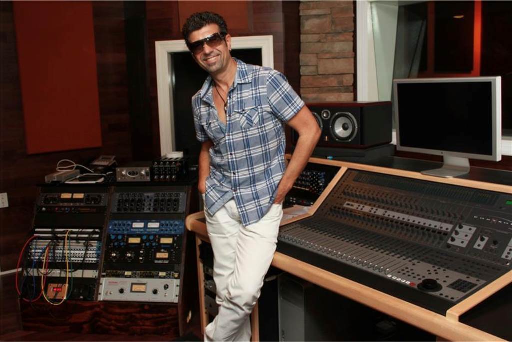 Thomas Averkamp will mit Genesis-Cover die Charts stürmen (mit Video) Tony Catania aus Florida produzierte den Track.