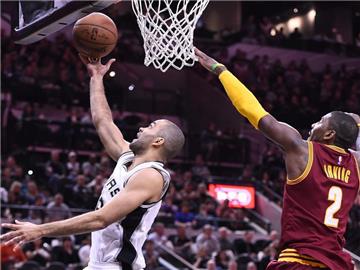 Tony Parker (l) erzielte 24 Punkte für die San Antonio Spurs. Foto: Larry W. Smith
