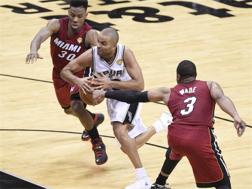 Miami verliert Hitzeschlacht gegen San Antonio Tony Parker (M) findet die Lücke in der Heat-Defensive. Foto: John G. Mabanglo