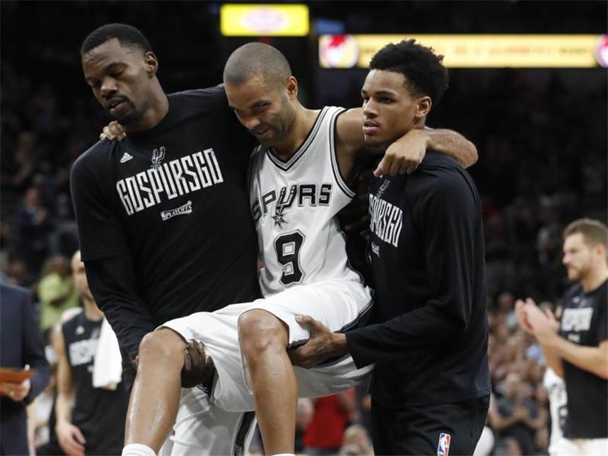 LeBron James überragt bei Cleveland-Sieg gegen Toronto Tony Parker (M) wird verletzt von zwei Mannschaftskameraden vom Parkett getragen. Foto: Karen Warren