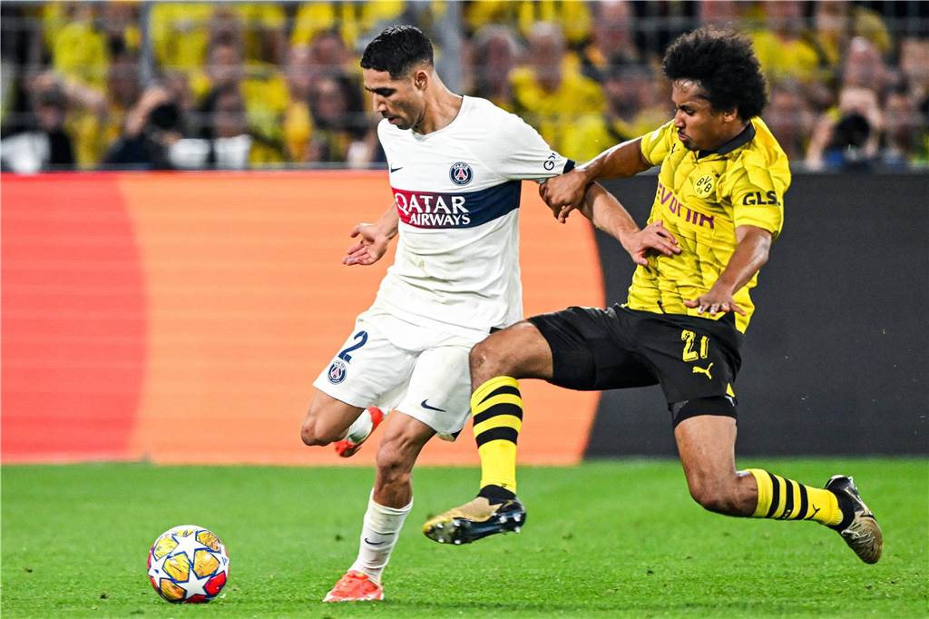 Karim Adeyemi im Zweikampf.