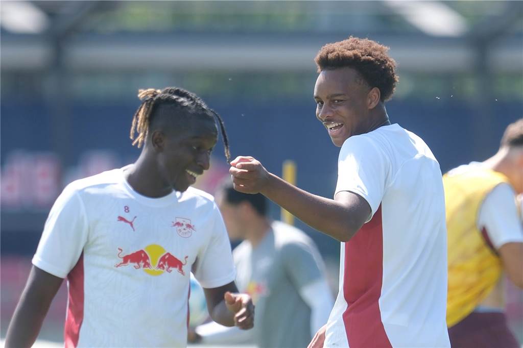 Schock-Nachricht für den Ex-Schalker Assan Ouedraogo Fußball, Bundesliga, RB Leipzig: Medienoffenes Training in der Red Bull Akademie. Amadou Haidara (l) und Assan Ouedraogo. +++ dpa-Bildfunk +++