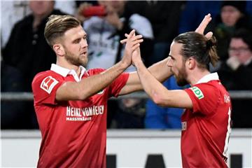 Top-Torjäger Niclas Füllkrug (l.) soll in Hannover bleiben. Foto: Peter Steffen