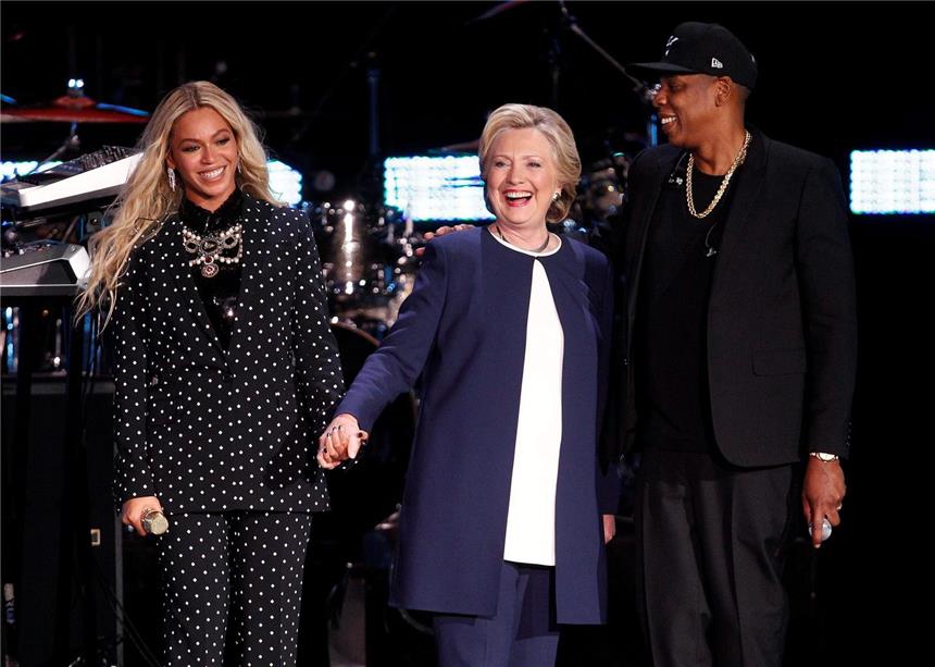 Clinton liegt im Endspurt leicht vor Donald Trump topbilder - epa05618243 US Democratic presidential candidate Hillary Clinton (C) shares the stage with Beyonce (L) and Jay Z (R) during the 'Get Out The Vote' concert at the Wolstein Center in Cleveland, Ohio, USA, 04 November 2016. The US presidential election is scheduled for 08 November 2016. EPA/DAVID MAXWELL +++(c) dpa - Bildfunk+++