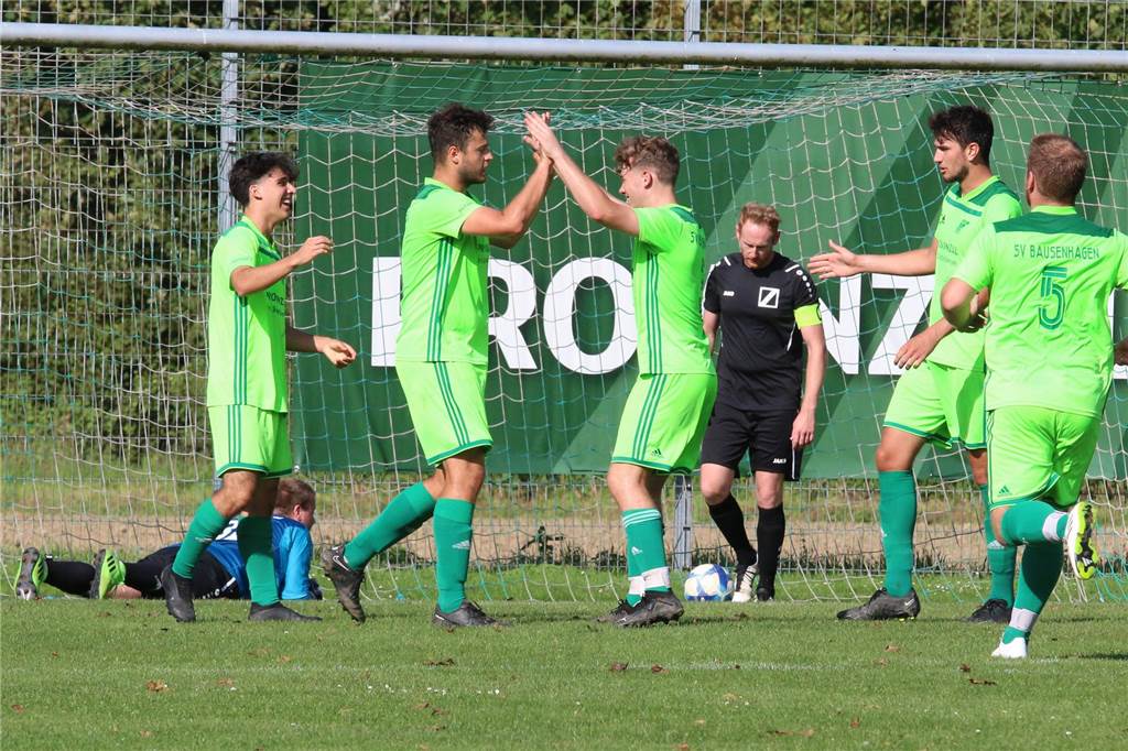 Schiedsrichter verbietet 5. Wechsel: Bausenhagener Sieg gegen Cappenberg hat ein Nachspiel Tor für den SV Bausenhagen. Robin Erdmann (2.v.l.) lässt sich von seinen Teamkollegen feiern.