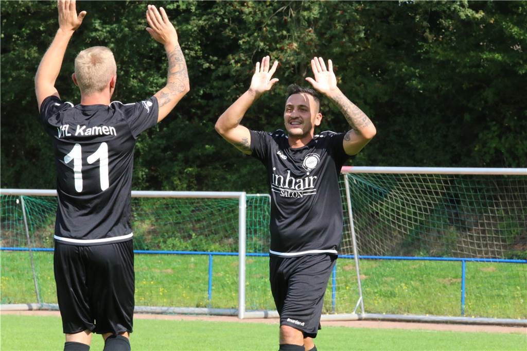 Kamens Edel-Offensive schießt sich mit Motivationsbild an die Tabellenspitze Tor für den VfL Kamen: Björn „Bilbo“ Scharfe erzielte die Kamener Fü+hrung und klatscht hier Murat Büyükdere ab.