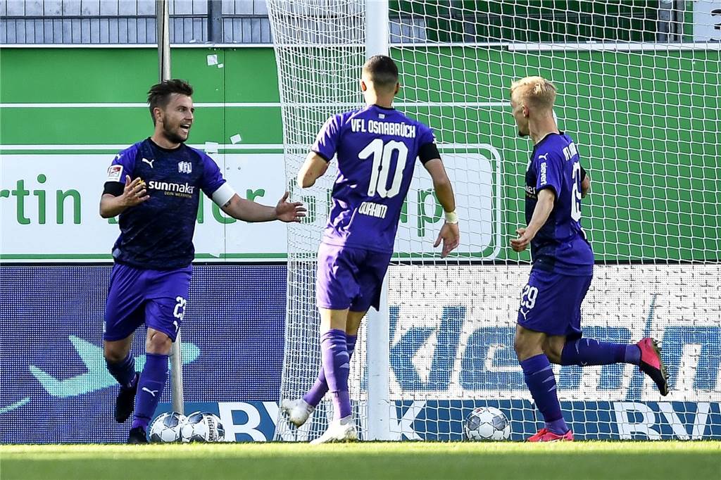 Fußball-Profi David Blacha aus Unna über sein Aus in Osnabrück: „Da herrschte ein Tohuwabohu“ Tor für den VfL Osnabrück: David Blacha trifft hier bei der SpVg Greuther Fürth und nimmt die Glückwünsche von Anas Ouahim und Bryan Henning entgegen.