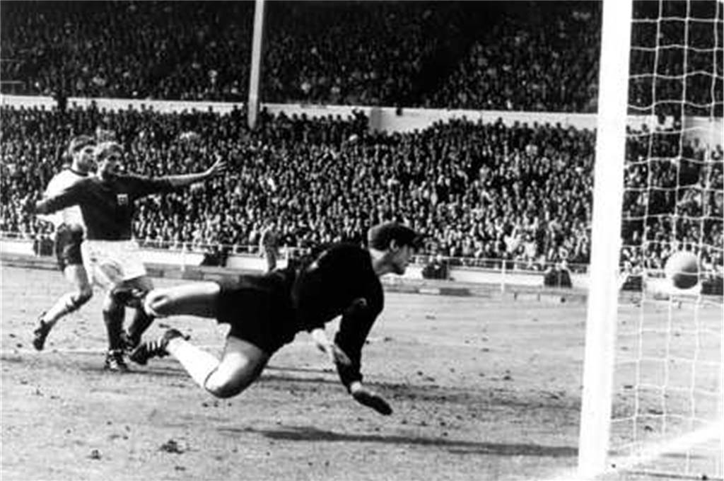 100 Jahre SC Husen-Kurl: Der berühmteste Kicker des Vereins wird beim Jubiläum fehlen Tor oder nicht Tor? Bei einer der umstrittensten Szenen der Fußball-Geschichte stand Hans Tilkowski, die Fußball-Legende des SC Husen-Kurl, im WM-Finale 1966 zwischen den Pfosten. Leider wurde auf Tor entschieden – und Hans Tilkowski nicht Fußball-Weltmeister.