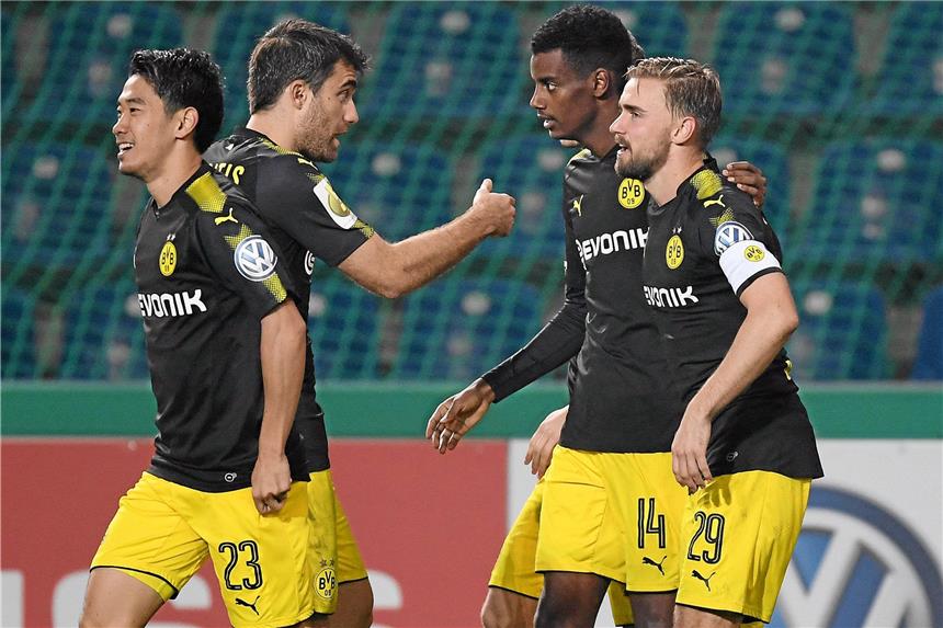 BVB siegt 5:0 - Aubameyang-Ersatz Alexander Isak glänzt Tor und Vorlage: BVB-Stürmer Alexander Isak (2.v.r.).