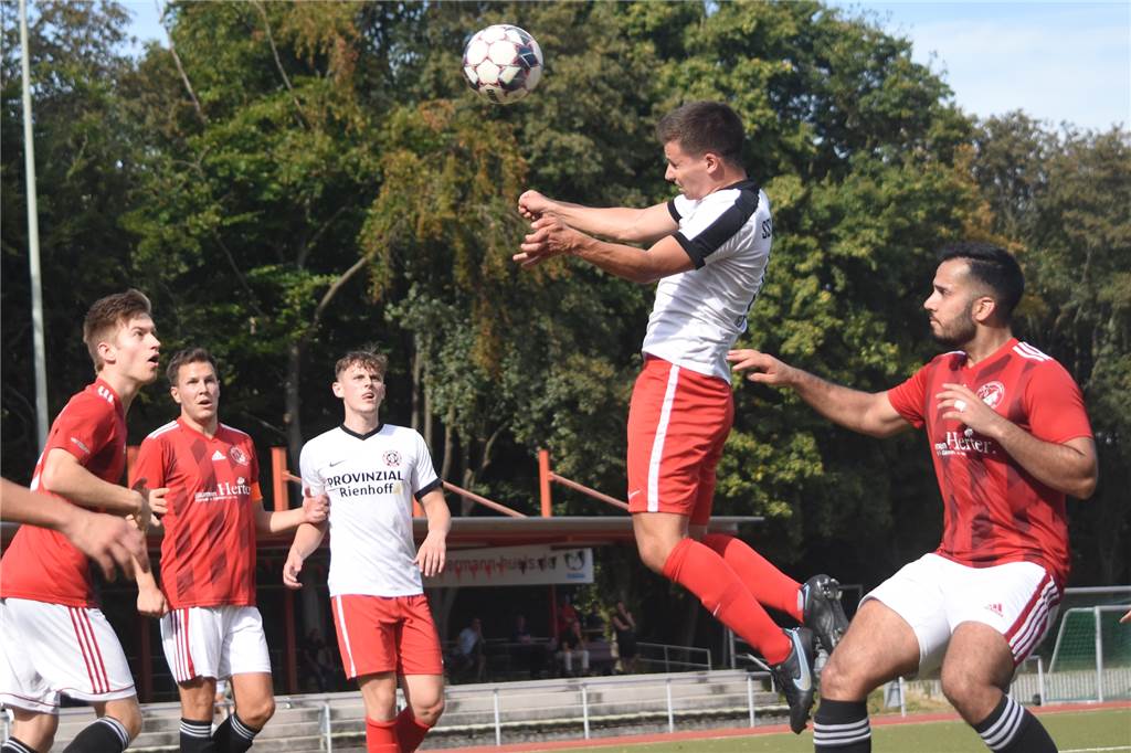 1:2-Niederlage in Eichlinghofen: Enttäuschung beim SSV Mühlhausen – und noch ein Verletzter mehr Torben Gretzinger (2.v.r.) kam in der Schlussphase nach einer Ecke zu einer guten Kopfballchance.