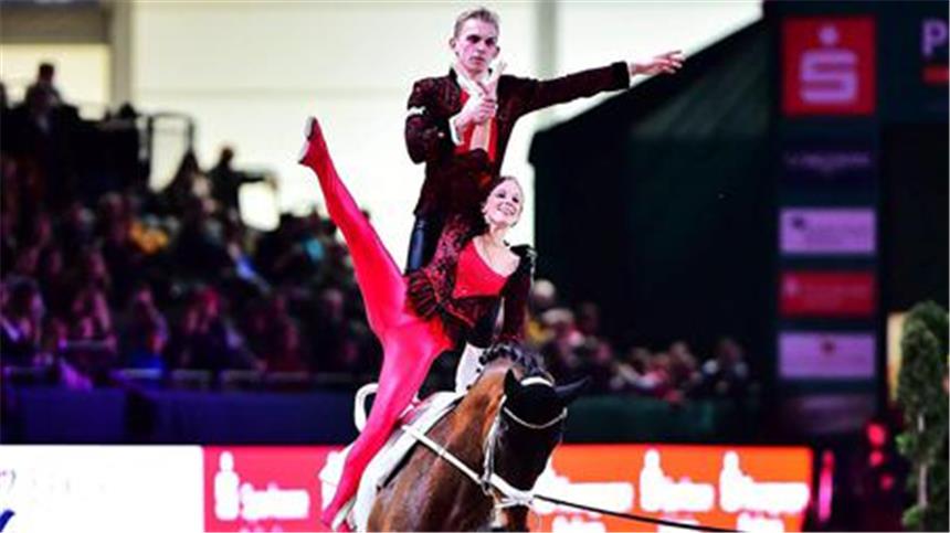 Weiterer Höhepunkt: Weltcup-Finale der Voltigierer Torben Jacobs und Pia Engelberty.
