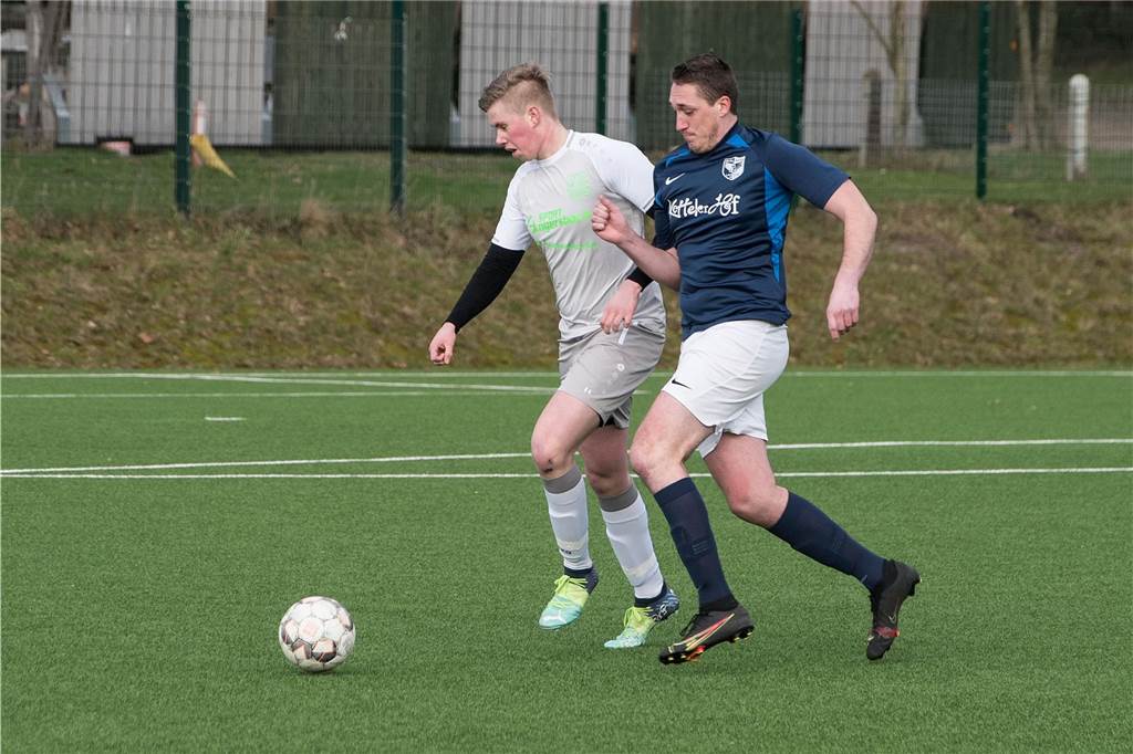 Nach Motorradunfall wieder auf einem guten Weg Torben Korte (l.), hier bei einem seiner Einsätze in der Saison 2021/22, konnte im Saison-Endspurt schon wieder für die zweite Mannschaft des SV Bossendorf spielen.