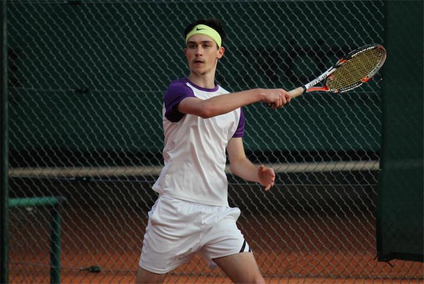 Favoriten marschieren im Gleichschritt weiter Torben Schützner, amtierender Junioren-U18-Stadtmeister, zog als erster ins Viertelfinale der Herren-Konkurrenz ein.