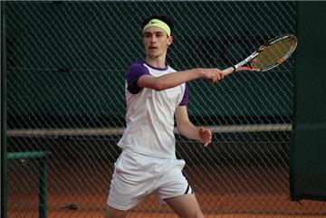Torben Schützner, amtierender Junioren-U18-Stadtmeister, zog als erster ins Viertelfinale der Herren-Konkurrenz ein.