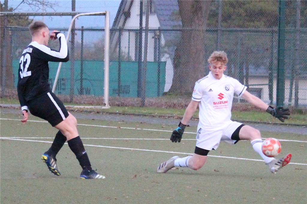 Auch ohne Cheftrainer und Top-Stürmer: SSV Mühlhausen überfährt Holzwickedes U23 Torben Simon (r.) hielt, was es zu halten gab - hier gegen Mühlhausens A-Junior Theo Mainz. Der HSC-Keeper war der beste Mann bei der 0:8-Pleite.