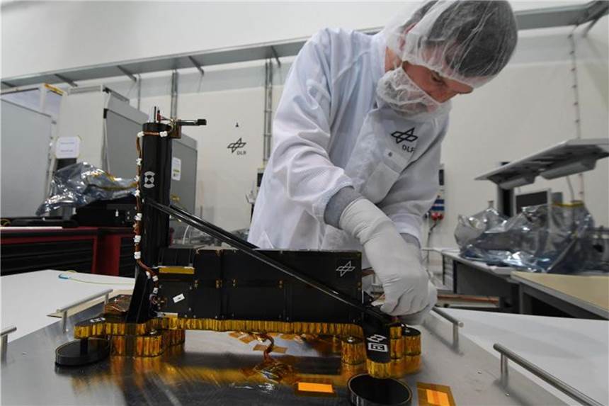 Ein „Maulwurf“ gräbt sich in den Mars Torben Wippermann, Diplom- Ingenieur beim Deutsches Zentrum für Luft-und Raumfahrt, arbeitet an der Marssonde „HP3“. Foto: Carmen Jaspersen