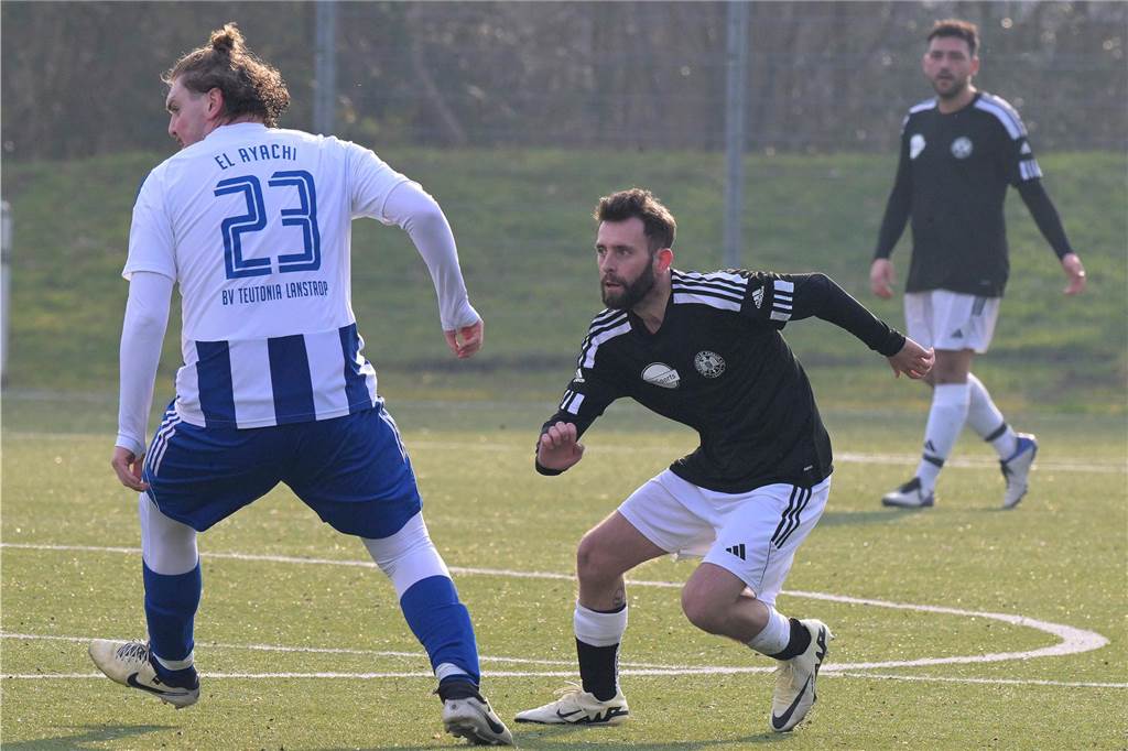 Torben Zygmunt taucht in der Startelf vom SV Preußen Lünen auf Torben Zygmunt schaut zum Ball.