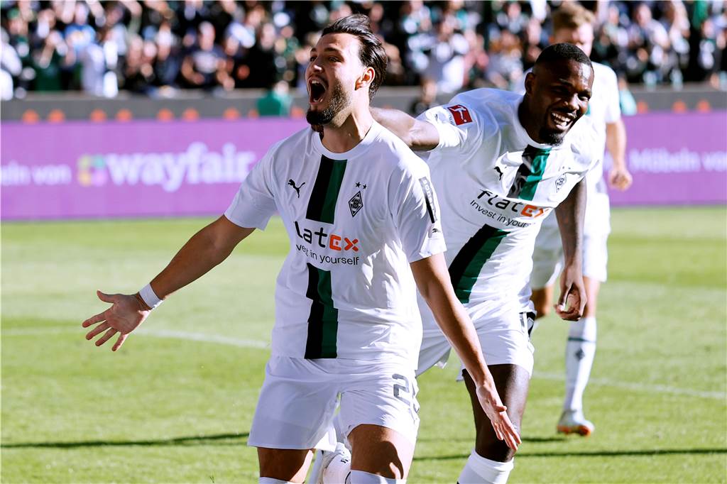 Ramy Bensebaini jubelt nach einem Tor.