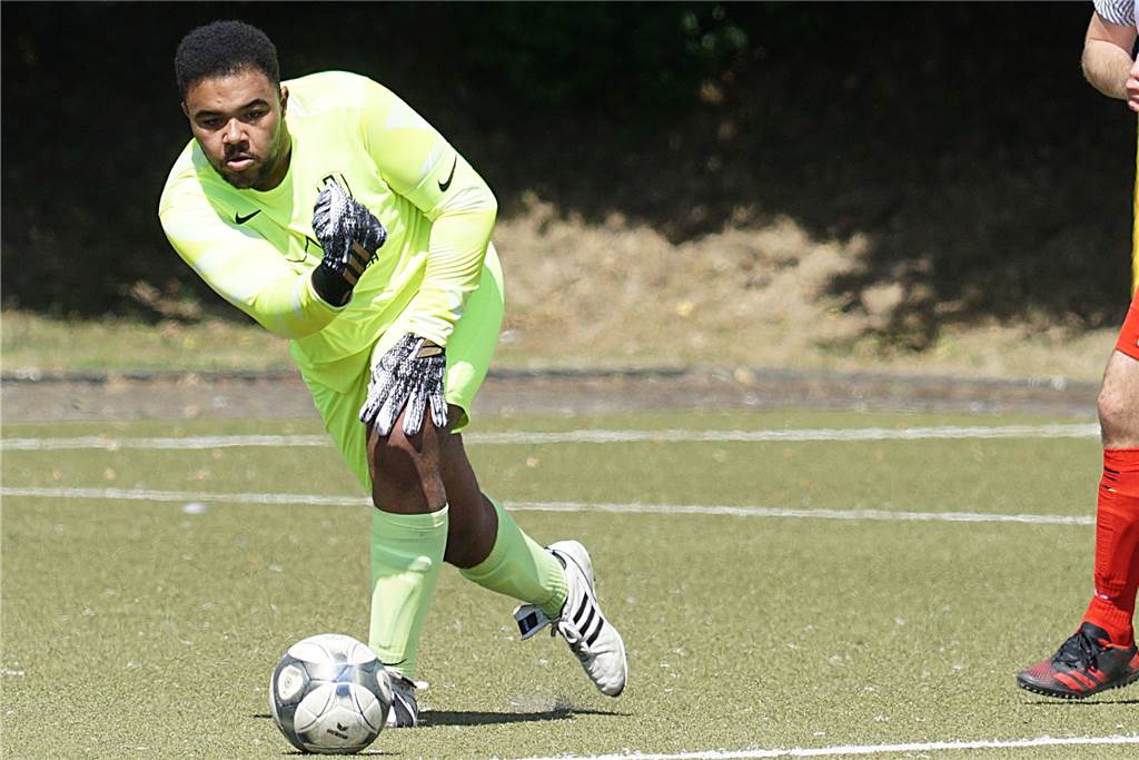 RW Unna bezahlt Warsteiner Masters teuer: Wichtiger Spieler erneut verletzt Kevin Lüttecken wirft in dieser Szene den Ball ab. Der Torwart von RW Unna hat sich wieder verletzt.
