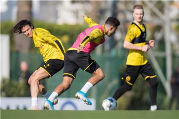 Torhüter Luca Unbehaun (r.) war beim Training am Montagvormittag als Feldspieler gefordert.