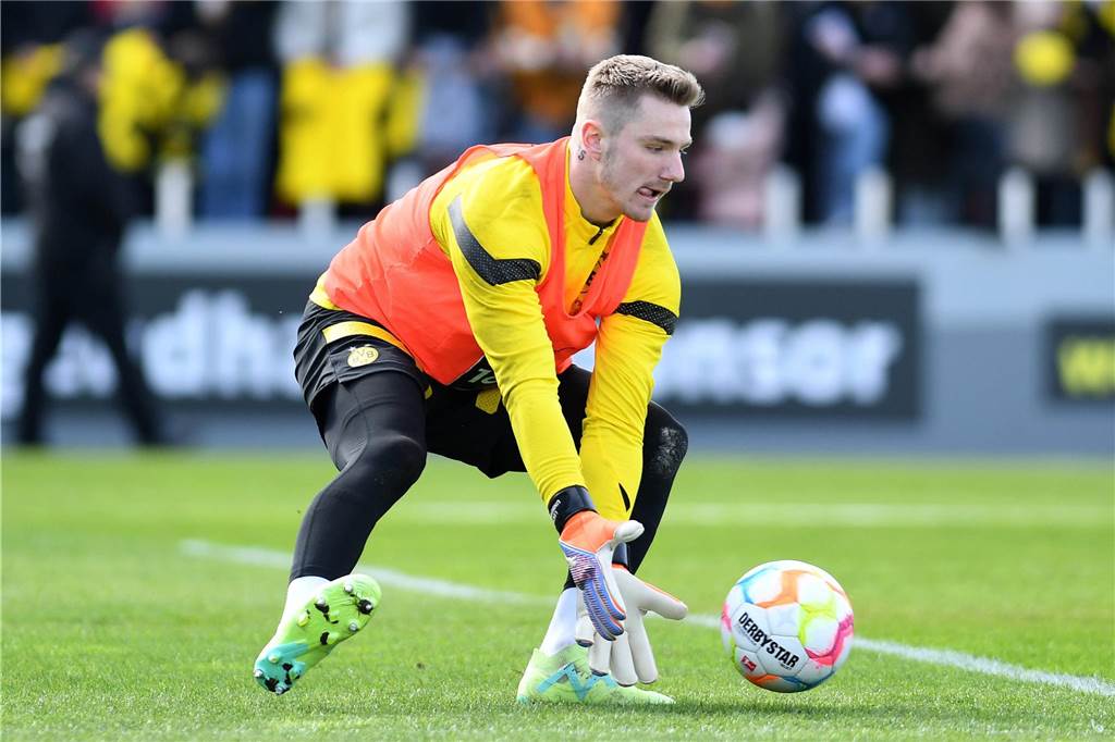 Luca Unbehaun nimmt den Ball in die Hände.