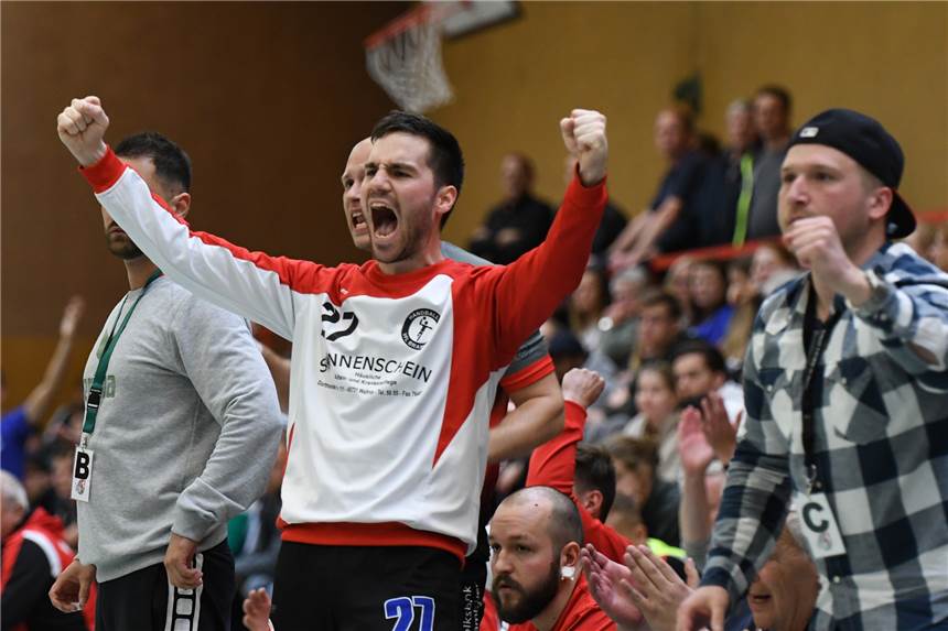 VfL Brambauer feiert den Klassenerhalt Torhüter Manuel Welski (v.) bejubelt einen der Treffer, die dem VfL Brambauer letztlich den Klassenerhalt brachten.