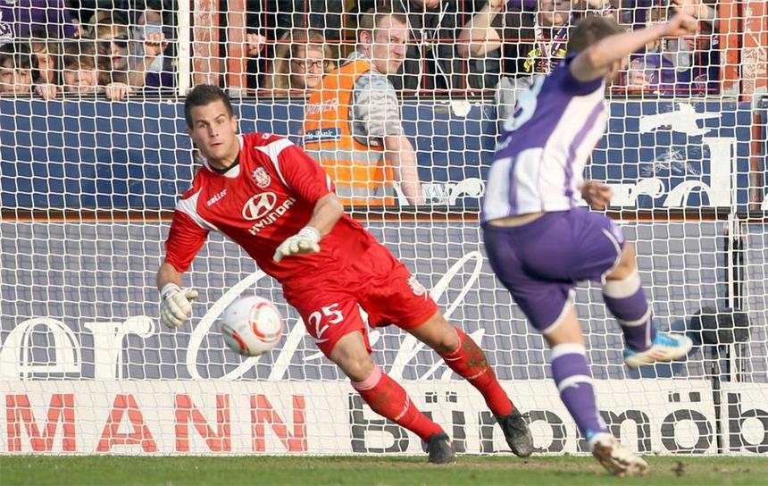 Michael Langer kommt als 3. Torhüter zu Schalke Torhüter Michael Langer, hier noch im Trikot des FSV Frankfurt, erhält auf Schalke einen Zwei-Jahres-Vertrag.