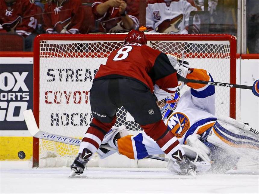 NHL: Rieder besiegt Greiss und Seidenberg Torhüter Thomas Greiss verlor mit den Islanders gegen die Arizona Coyotes um Tobias Rieder. Foto: Ross D. Franklin
