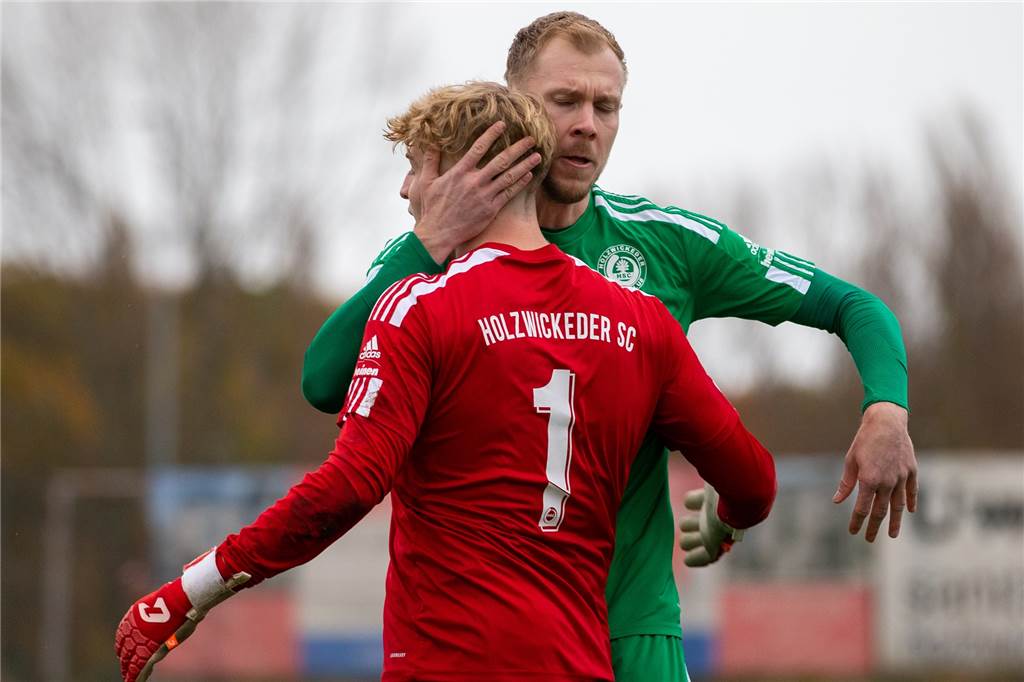 1:1-Remis beim Holzwickeder SC: Obercastrops Kevin Holz verschießt Foulelfmeter Torhüter Torben Simon hält einen selbstverursachten Elfmeter, Philipp Gödde herzt seinen Keeper.