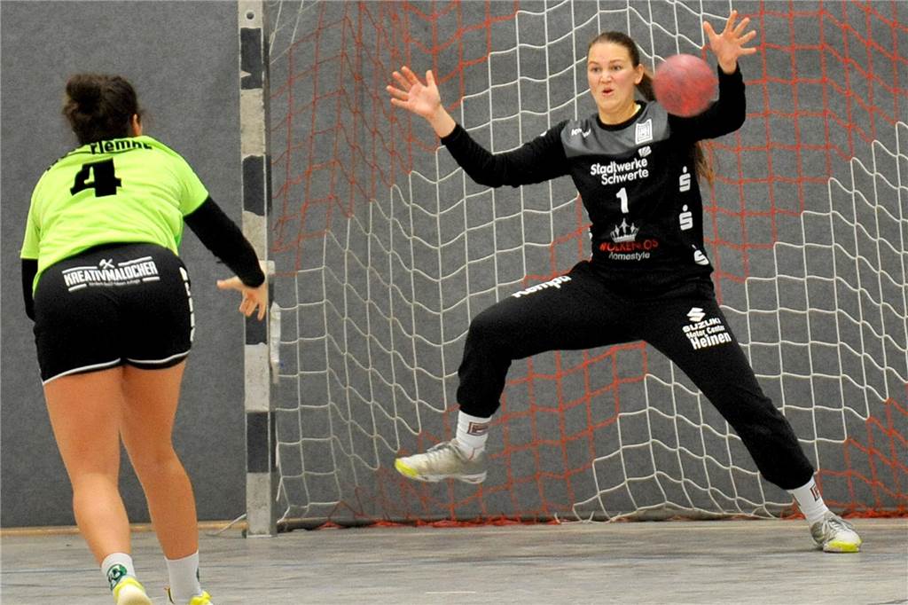 Torhüterin Julia Stang und die Oberliga-Handballerinnen der HSG Schwerte/Westhofen starten Ende August in die Saison 2023/24.