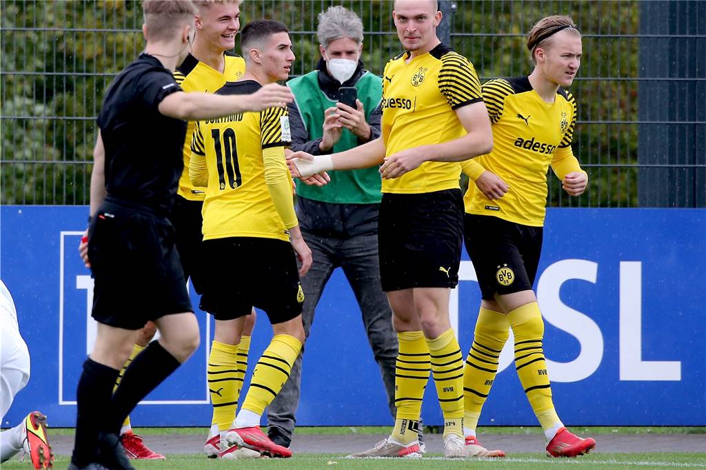 BVB-U17 feiert ein Torfestival - U19 tut sich schwer Torjäger Bradley Fink (2.v.r.) sorgt für den Siegtreffer der BVB-U19.