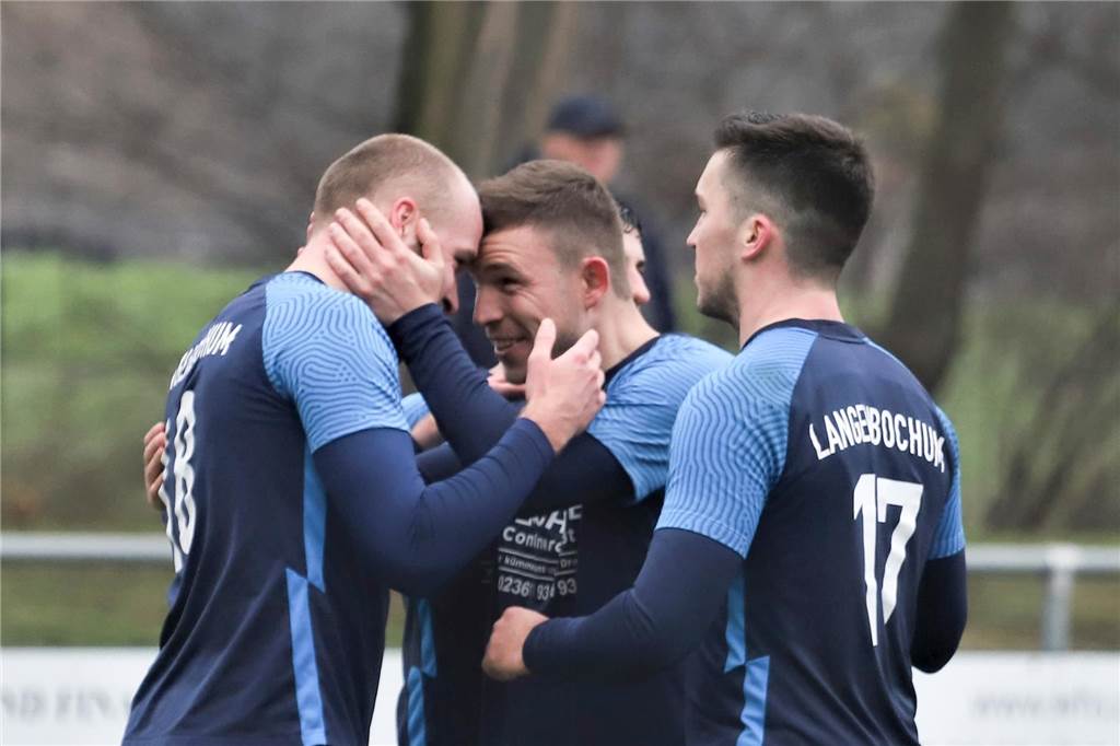 Neuer Torjäger beim SV Dorsten-Hardt: Lukas Matena will an Torerfolg anknüpfen Torjäger Lukas Matena (l.) möchte auch in der neuen Saison wieder so mit Tobias Portmann (M.) zusammen jubeln. Dann allerdings beim SV Dorsten-Hardt.