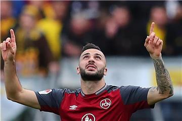 Torjäger Mikael Ishak wird dem 1. FC Nürnberg längere Zeit fehlen. Foto: Daniel Karmann