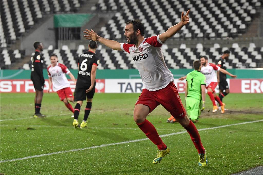 Plechaty nach dem Pokal-Spektakel: „Bailey kann man nicht komplett verteidigen“ Torjäger Simon Engelmann schoss den Regionalligisten mit seinem Tor kurz vor Schluss ins Pokal-Viertelfinale.