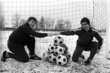 Torjäger unter sich: Klaus Fischer (l., damals bei 1860 München´) und Bayern-Bomber Gerd Müller: „Ein ganz feiner Mensch. Und im Strafraum genial.“ Gerd Müller ist am Sonntag im Alter von 75 Jahren gestorben.