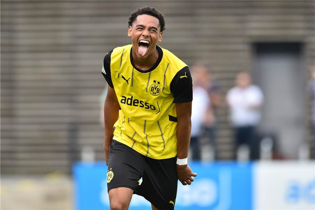 BVB-U19 startet mit Revierderby in die Saison: Live-Ticker vom Spiel gegen Rot-Weiss Essen Torjubel zum 4:0 durch BVB-Offensivkraft Thierry Fidjeu-Tazemeta.