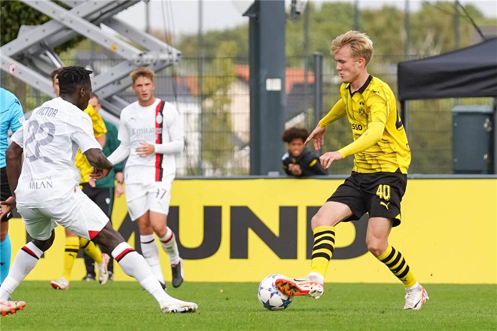 BVB-U19 kann gegen Mailand großen Schritt Richtung Endrunde machen: Youth League im Live-Ticker Julian Rijkhoff im Zweikampf.