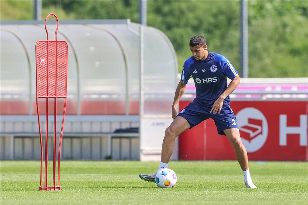 Hier ist Schalke besser als Gladbach, Düsseldorf und Köln 09.05.2024, Fussball, Saison 2023/2024, 2. Bundesliga, Training FC Schalke 04, Jimmy Kaparos (FC Schalke 04) Foto: Tim Rehbein/RHR-FOTO