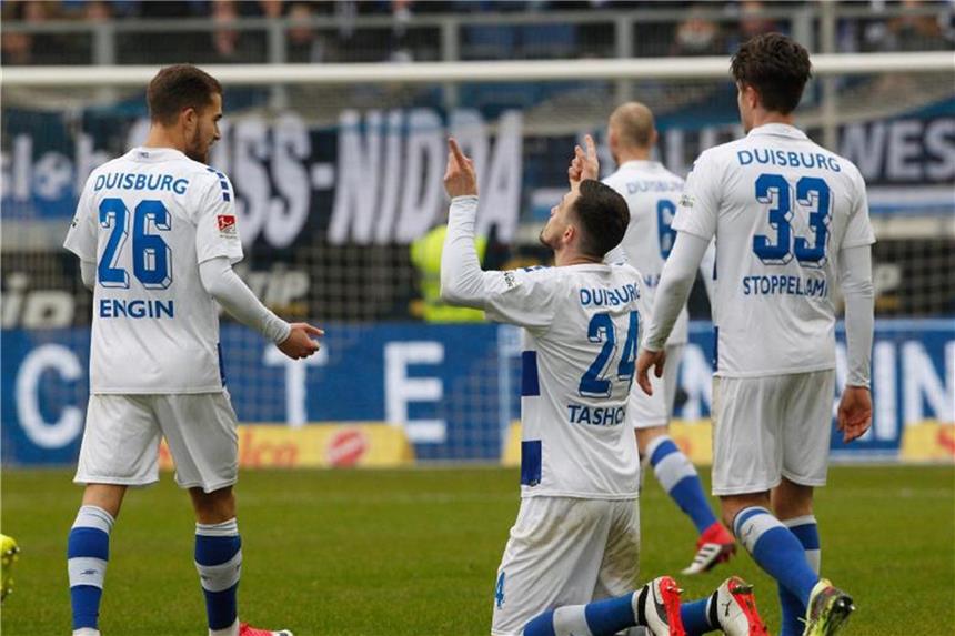 Aufsteiger Duisburg punktet nach Aufholjagd gegen Bielefeld Torschütze Borys Tashchy (M) jubelt mit A. Engin (l) und M. Stoppelkamp. Foto: Roland Weihrauch