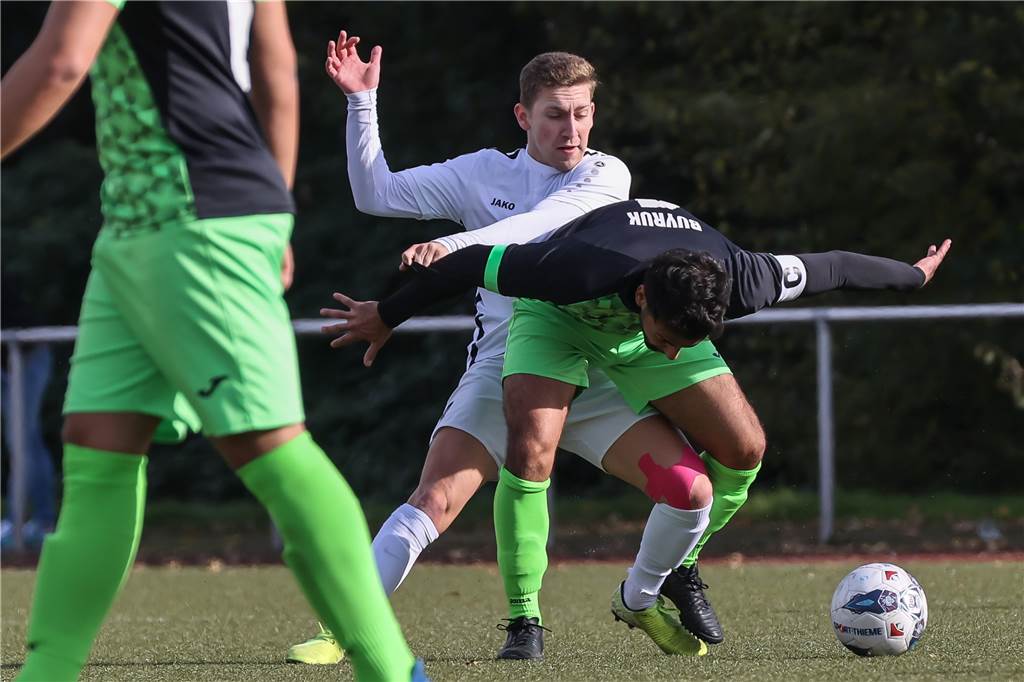 Topspiel wird zur Machtdemonstration: FC Nordkirchen feiert, VfL Kemminghausen mit Debakel Torschütze Daniel Seidel (weiß) im Duell mit Tolga Buyruk.