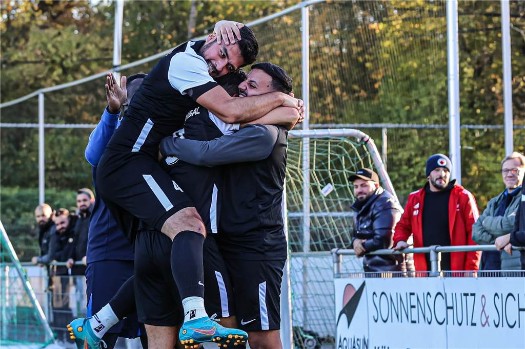 Sölde und Hannibal liefern sich rasantes Duell: Platzverweise und Ausgleich kurz vor Schluss Torschütze Gökhan Ucar jubelt mit seinem Team.