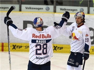 Torschütze Jon Matsumoto (r) vom EHC München jubelt mit Frank Mauer (l) nach dem Treffer zum 6:2 gegen die Grizzlys Wolfsburg. Foto: Hermann Hay