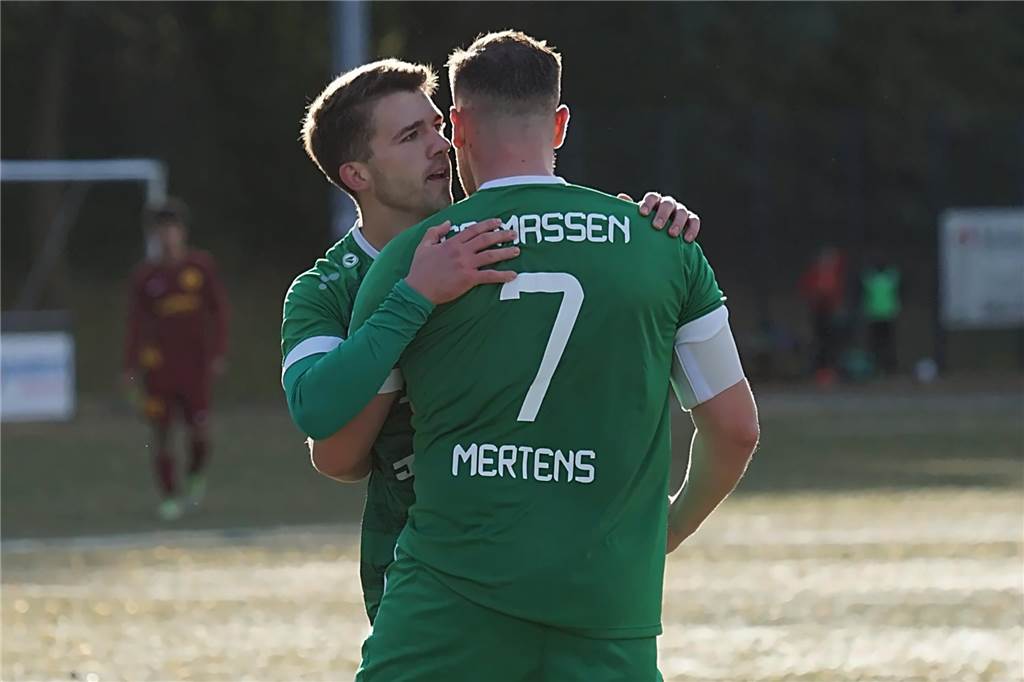 Massener Joker sticht gegen Löwen und ist jetzt ein Top-Team Torschütze Jona Deifuß (l.) und Lukas Abufaiad Mertens (r.) klettern in der Tabelle und schlagen Spitzenreiter Brackel.