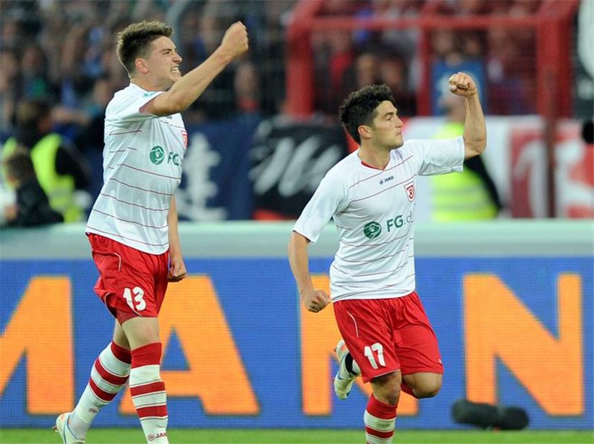 Regensburg in der 2. Bundesliga - KSC steigt ab Torschütze Oliver Hein (r) und Jim-Patrick Müller jubeln über die Führung für Regensburg. Foto: Uli Deck