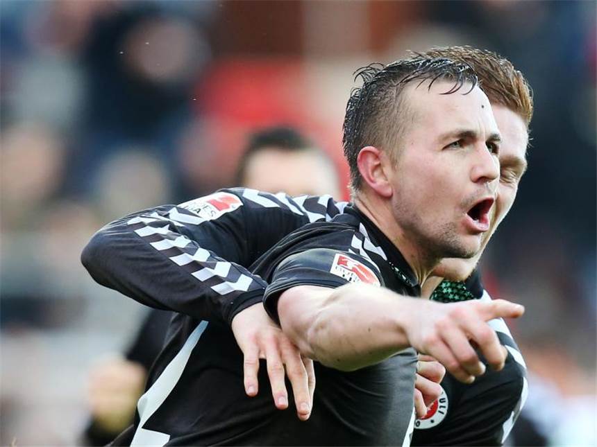 St. Pauli stoppt freien Fall - Remis im Frankenderby Torschütze Paulos John Verhoek (l) und Marcel Halstenberg nach dem Auftakttreffer zum 3:1-Sieg für St. Pauli. Foto: Malte Christians