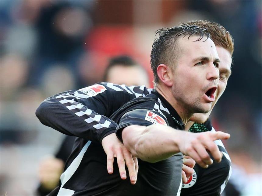 St. Pauli stoppt freien Fall - Remis im Frankenderby Torschütze Paulos John Verhoek (l) und Marcel Halstenberg nach dem Auftakttreffer zum 3:1-Sieg für St. Pauli. Foto: Malte Christians