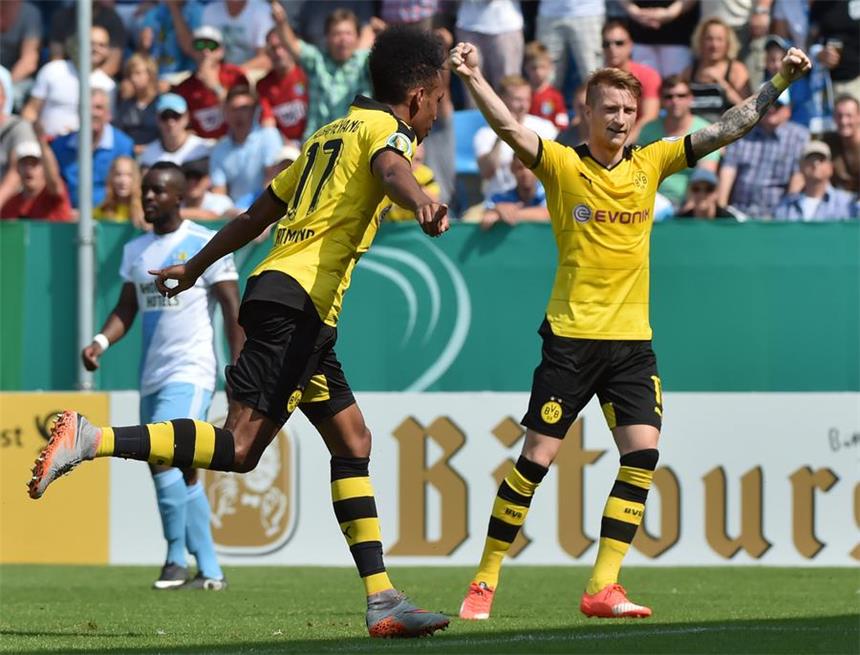 Torschütze Pierre-Emerick Aubameyang (l.) und Marco Reus bejubeln die Dortmunder Führung in Chemnitz.