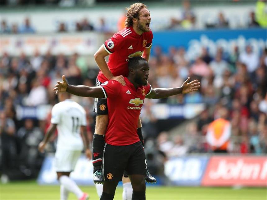 ManUnited souverän - Liverpool siegt - Arsenal patzt Torschütze Romelu Lukaku (unten) von Manchester United lässt sich von Mitspieler Daley Blind für sein Tor feiern. Foto: Nick Potts