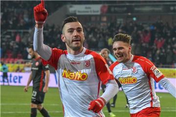 Torschütze Sargis Adamyan (l) von Jahn Regensburg jubelt neben Jonas Nietfeld nach seinem Treffer zum 4:3 gegen Düsseldorf. Foto: Armin Weigel