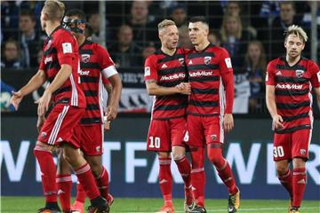 Torschütze Sonny Kittel (3.v.r.) aus Ingolstadt feiert seinen Treffer zum 3:1 gegen Bielefeld mit seinen Teamkollegen. Foto: Friso Gentsch